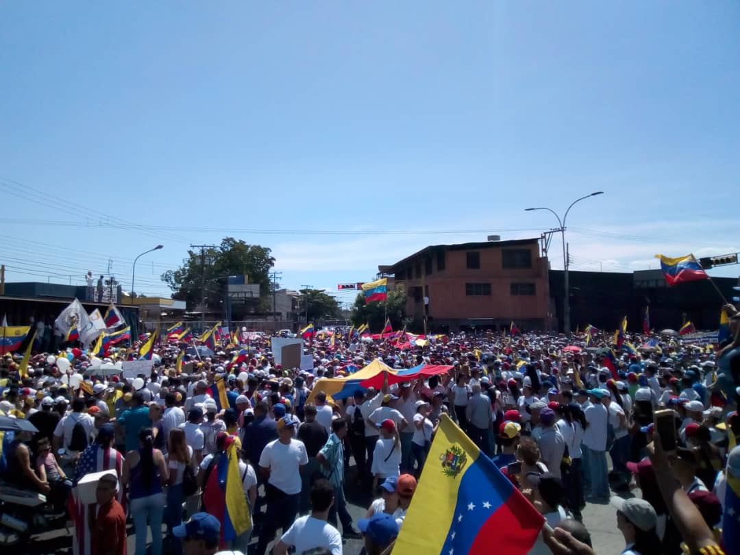 ¡Llenazo! Maracayeros desbordan las calles para exigir la ayuda humanitaria #23Feb (fotos y video)