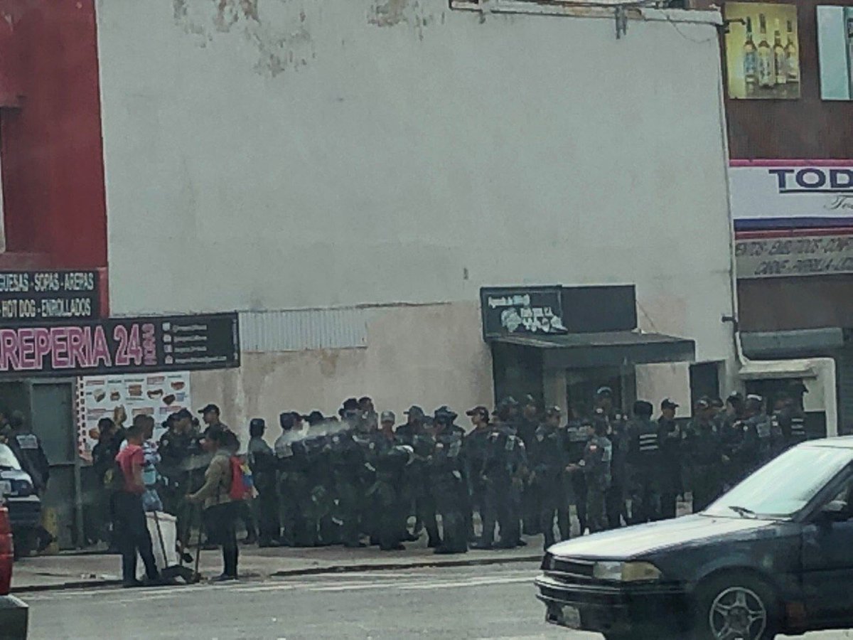 Contingente de la PNB se encuentra en la avenida Libertador a la altura de Chacaíto #23Feb (fotos)