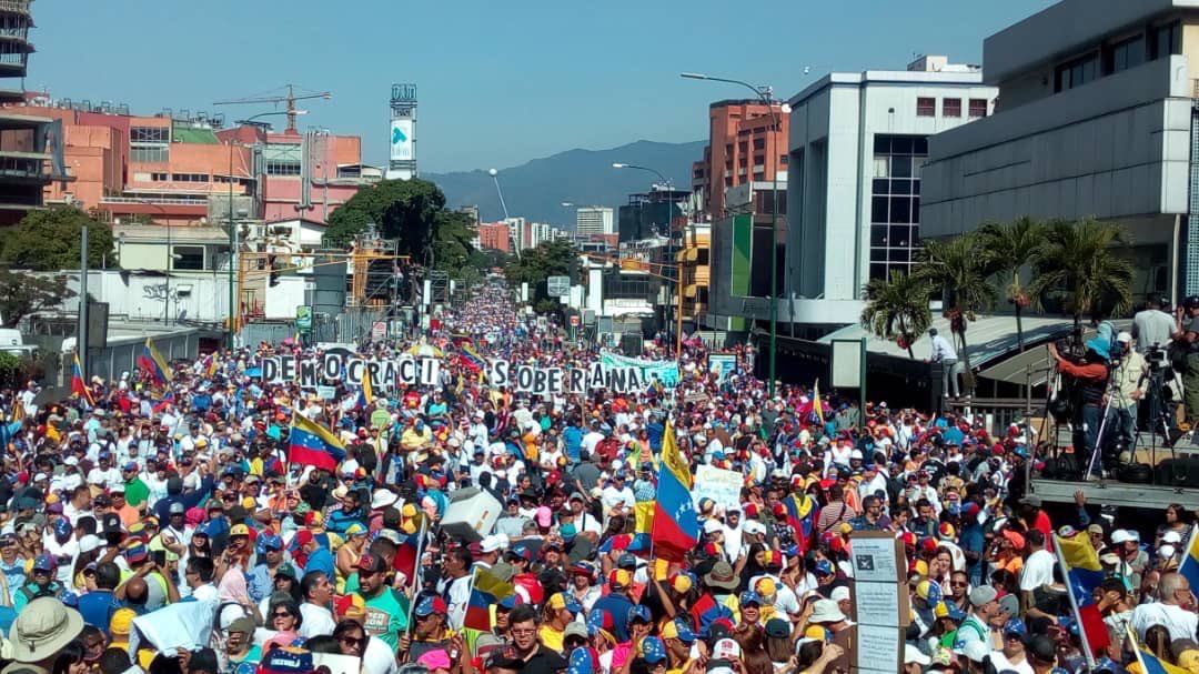 Manifestantes comienzan a concentrarse en la principal de Las Mercedes (Fotos y Video)