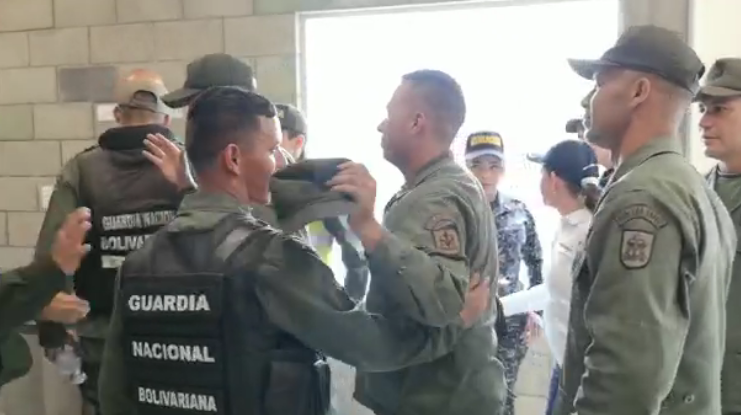 EN VIDEO: El abrazo entre los GNB en Colombia que se apegan a la Constitución