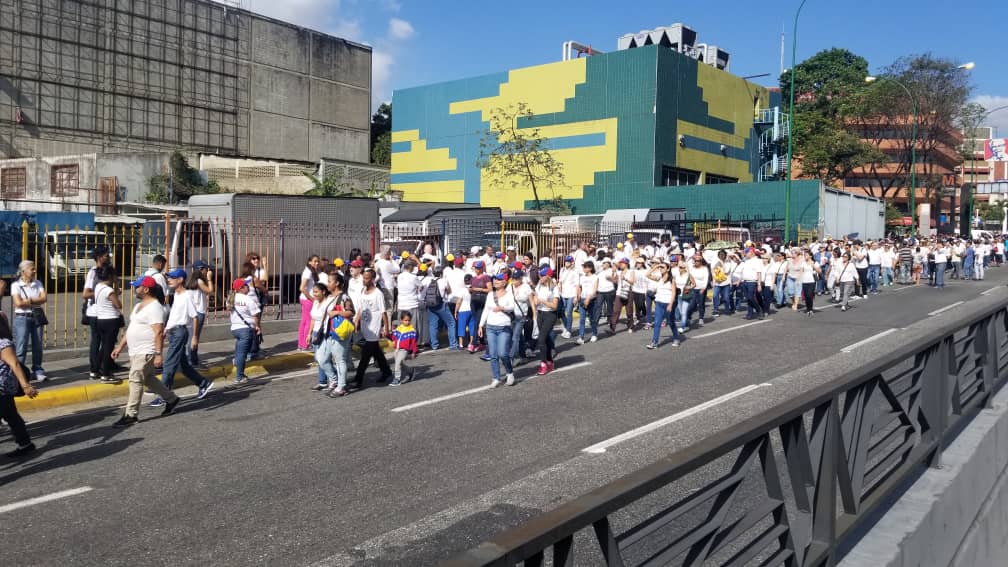 EN VIDEO: Así son las largas colas de voluntarios para colaborar con la ayuda humanitaria #16Feb