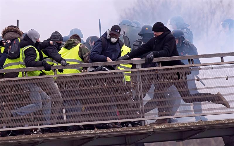 Al menos 8.400 detenidos en tres meses de protestas de los chalecos amarillos