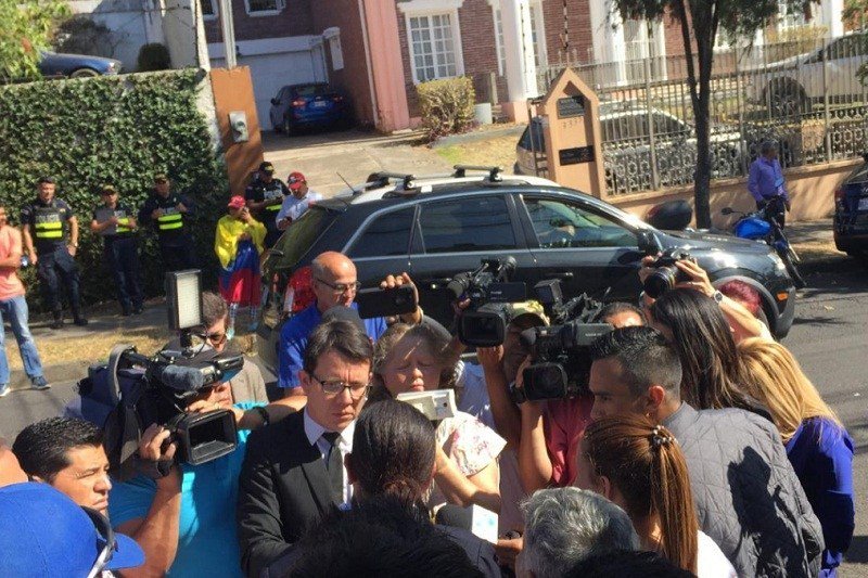 Tensión frente a la embajada de Venezuela en Costa Rica (video)