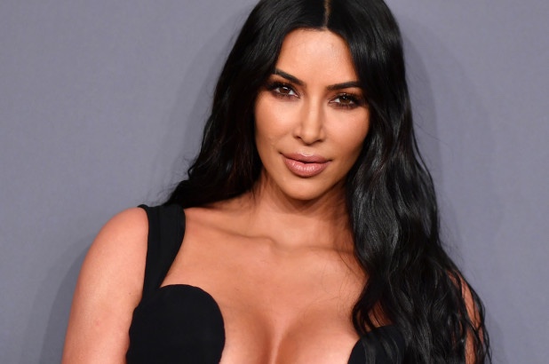 ¡Demasiadas curvas! Kim Kardashian mostró su cuerpazo con este sexy vestido