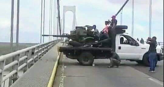 Milicianos siguen jugando a los soldaditos, ahora en el puente Angostura (foto)