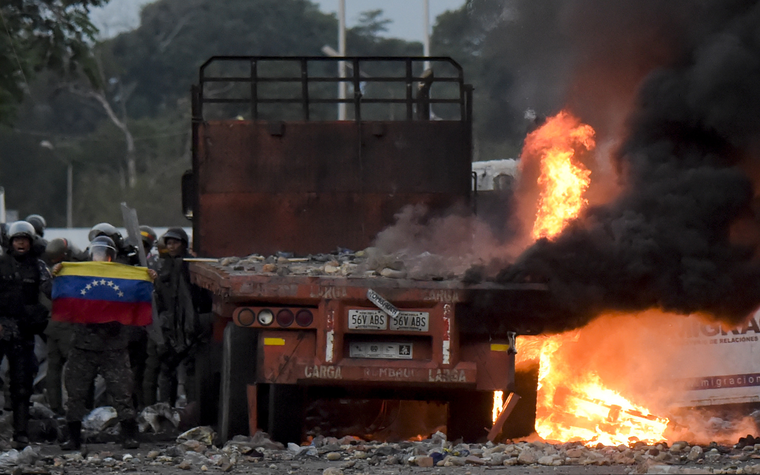 Convoca a paramilitares y amenaza con arrestar a Guaidó ¿Prepara Maduro otra ola de violencia?