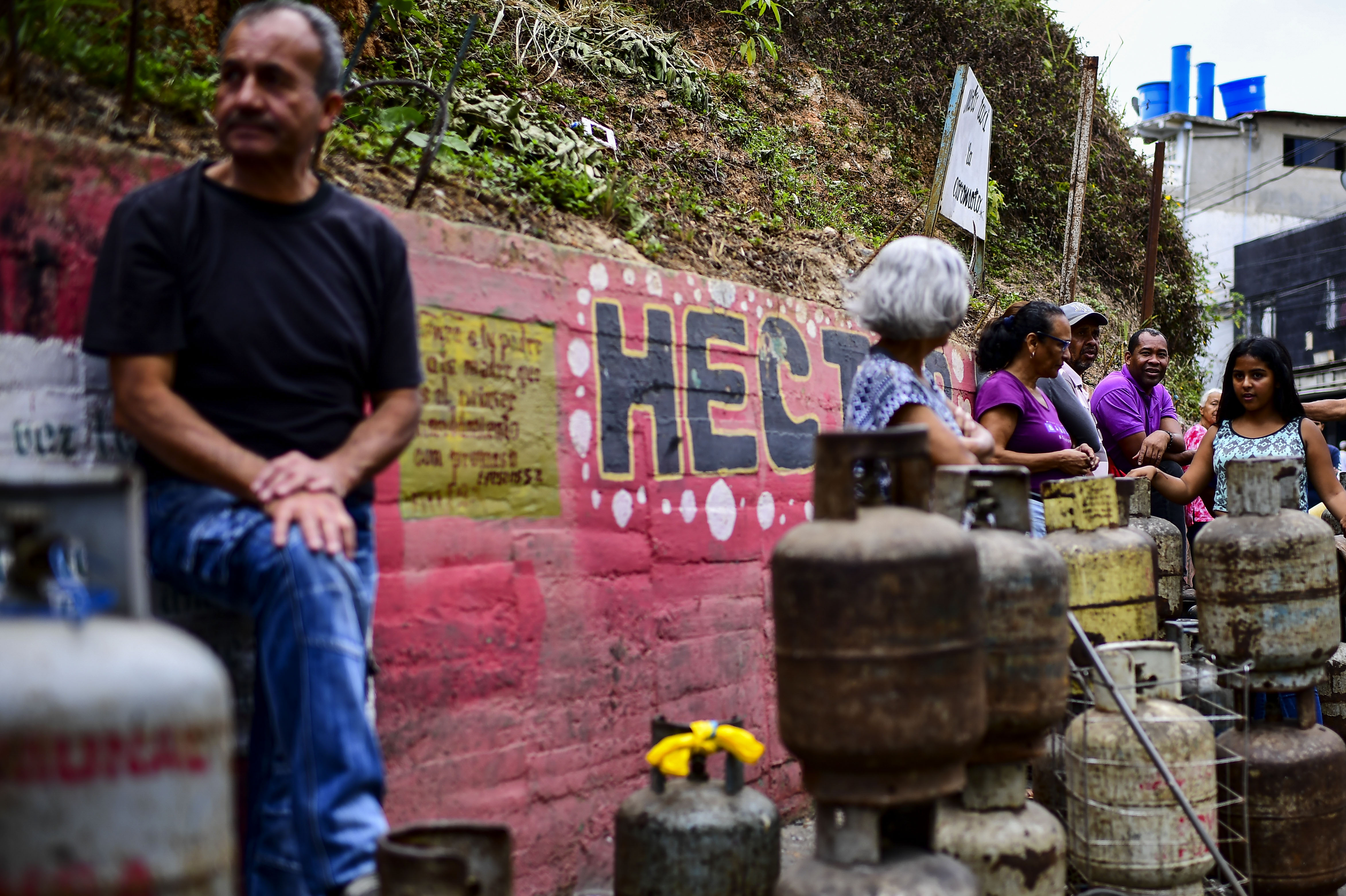 Falta de gas obliga a vecinos a volver al fogón a leña