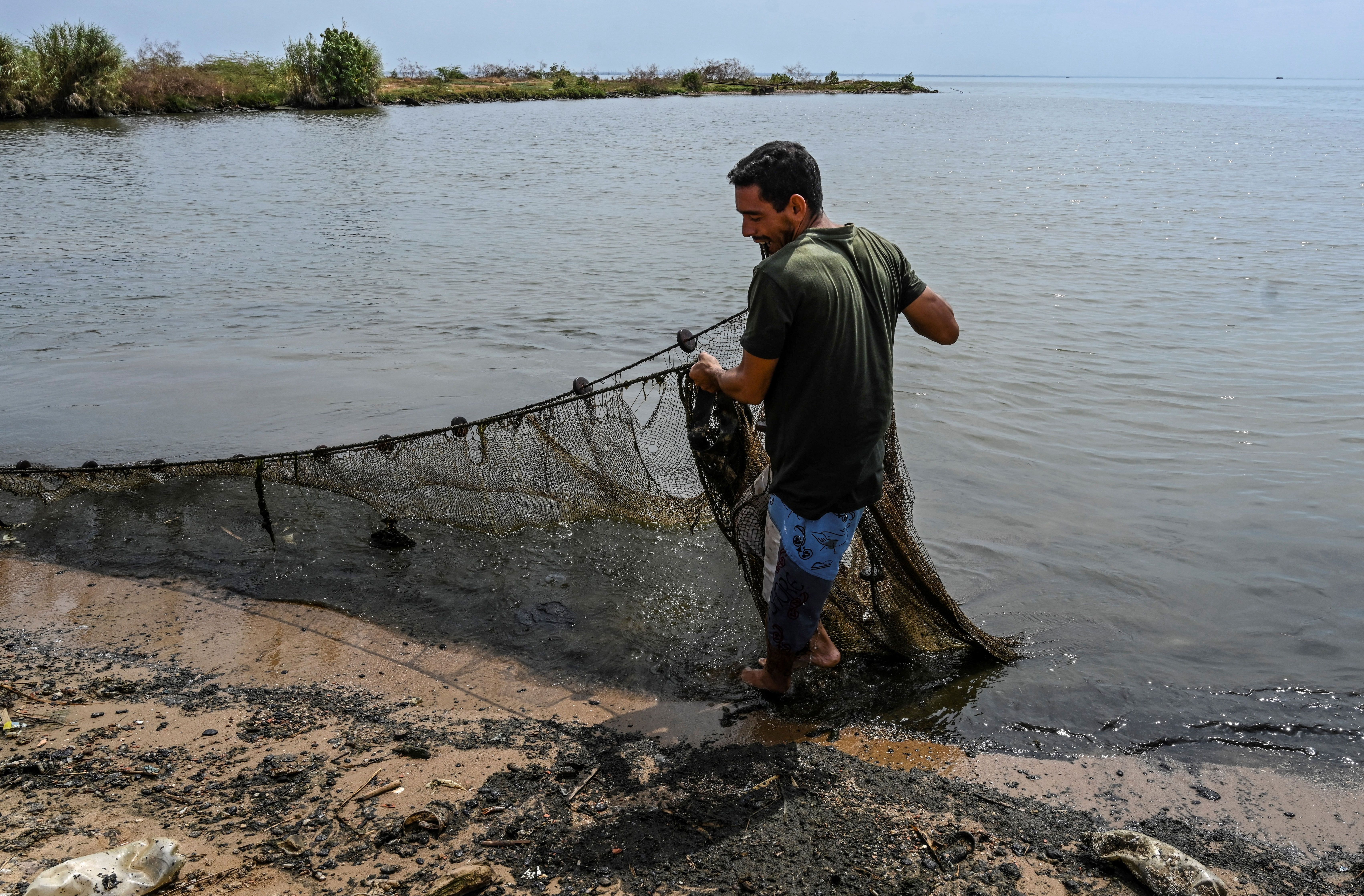 EN FOTOS: Zulianos cazan conejos o iguanas y pescan en el Lago de Maracaibo para poder comer