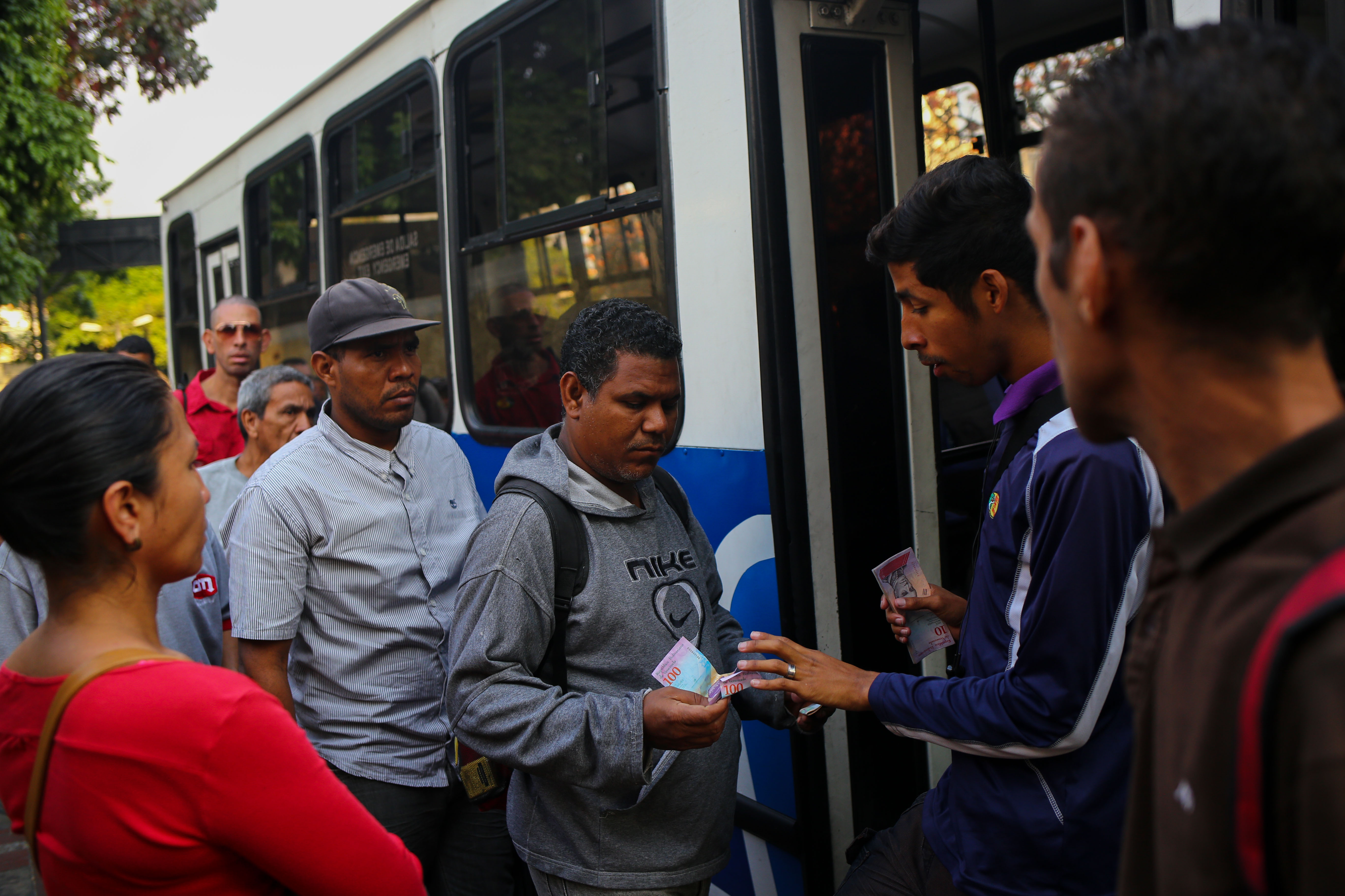 Caraqueños caminan hacia sus destinos por falta de transporte #1Abr