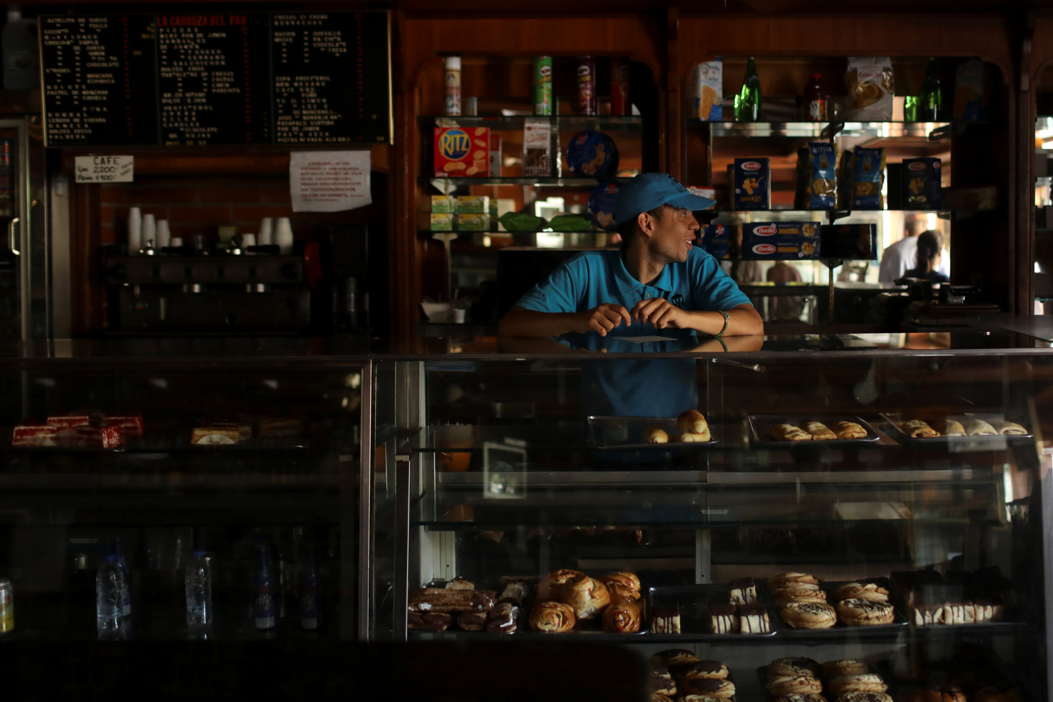 Comienza a llegar la luz en distintas zonas de Caracas tras nuevo apagón nacional #25Mar