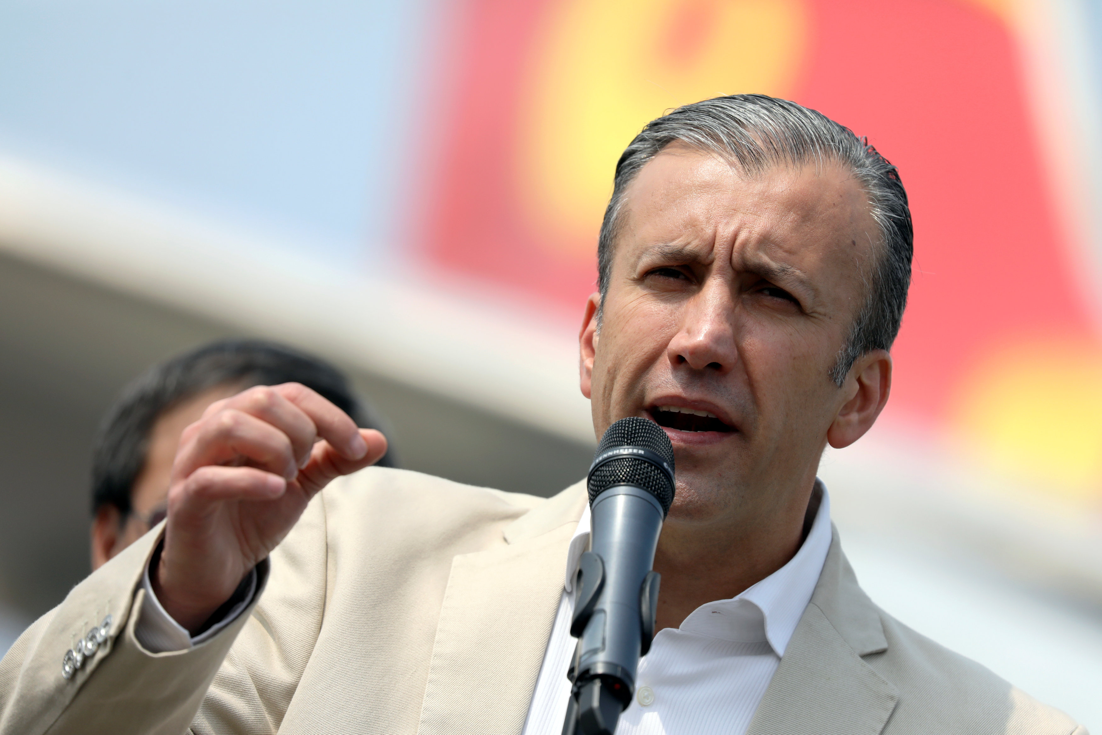 El Aissami promete que aviones de China cubrirán la demanda de medicamentos en Venezuela