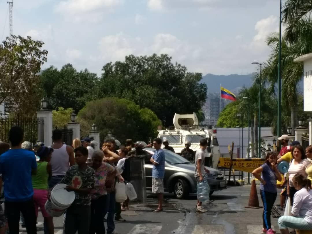 Le protestan a Nicolás frente a MIRAFLORES por su desastre rojo #31Mar (FOTOS)