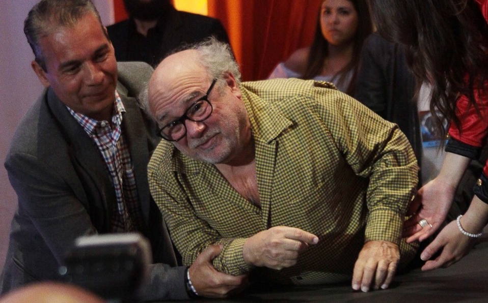 El VIDEO de la dura caída de Danny DeVito al presentar Dumbo en México