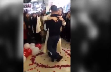 ¡Insólito! Arrestan a una pareja por proponerse matrimonio en público en Irán