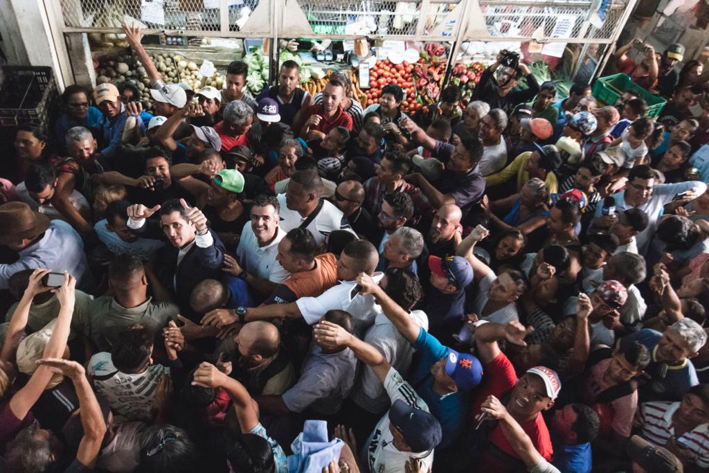 Con consignas y aplausos fue recibido Guaidó en el mercado de Valencia #16Mar (Fotos)