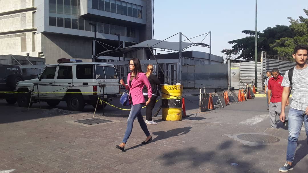 Cerrados los accesos del Sebin en Plaza Venezuela (video)