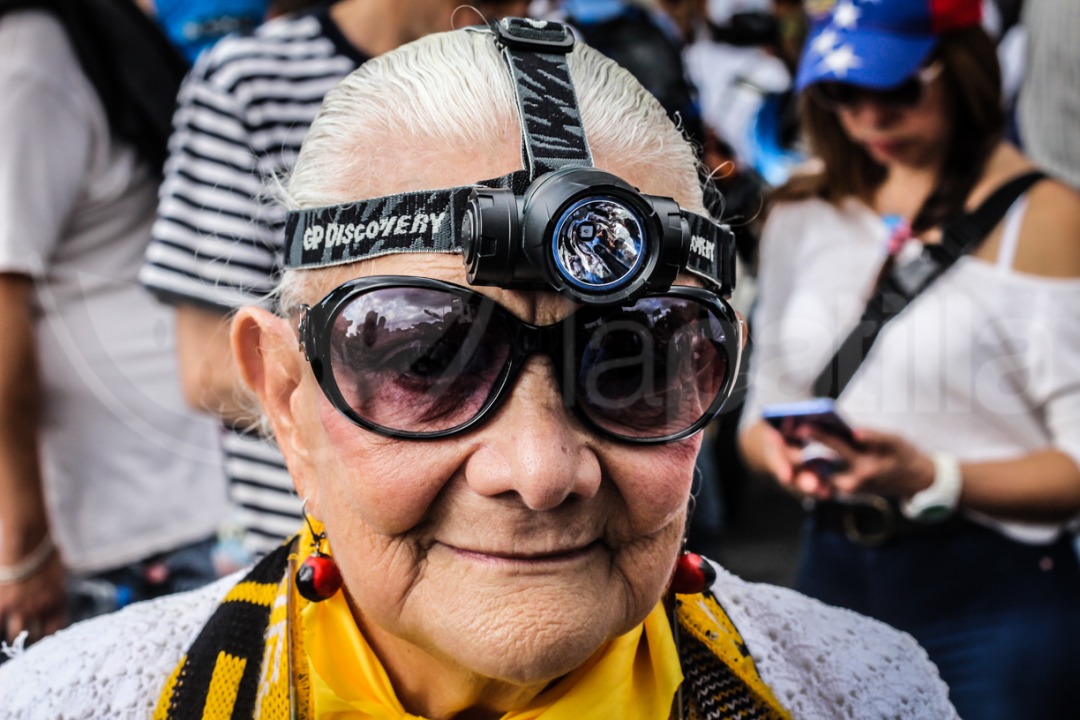 Esta abuelita te recuerda la ruta hacia la Venezuela democrática, por si se te olvida (VIDEO)