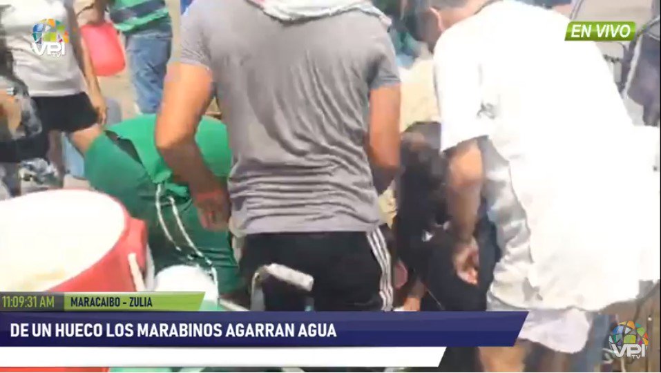 Marabinos desesperados recogen agua de un hueco en plena vía pública (Videos)