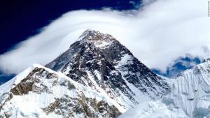 Escaladores descubren cuerpos de montañistas tras derretimiento del glaciar en el Everest