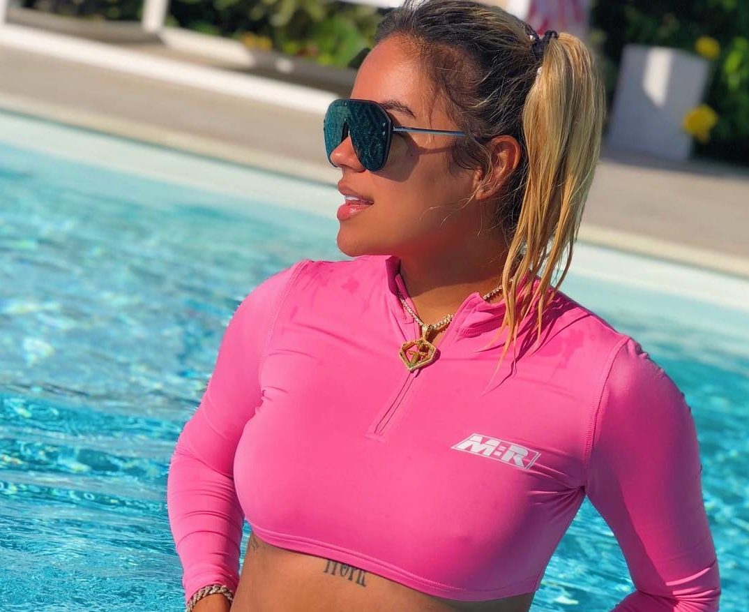 La foto de la hermana de Karol G mojadita mostrando sus piernas de Diosa