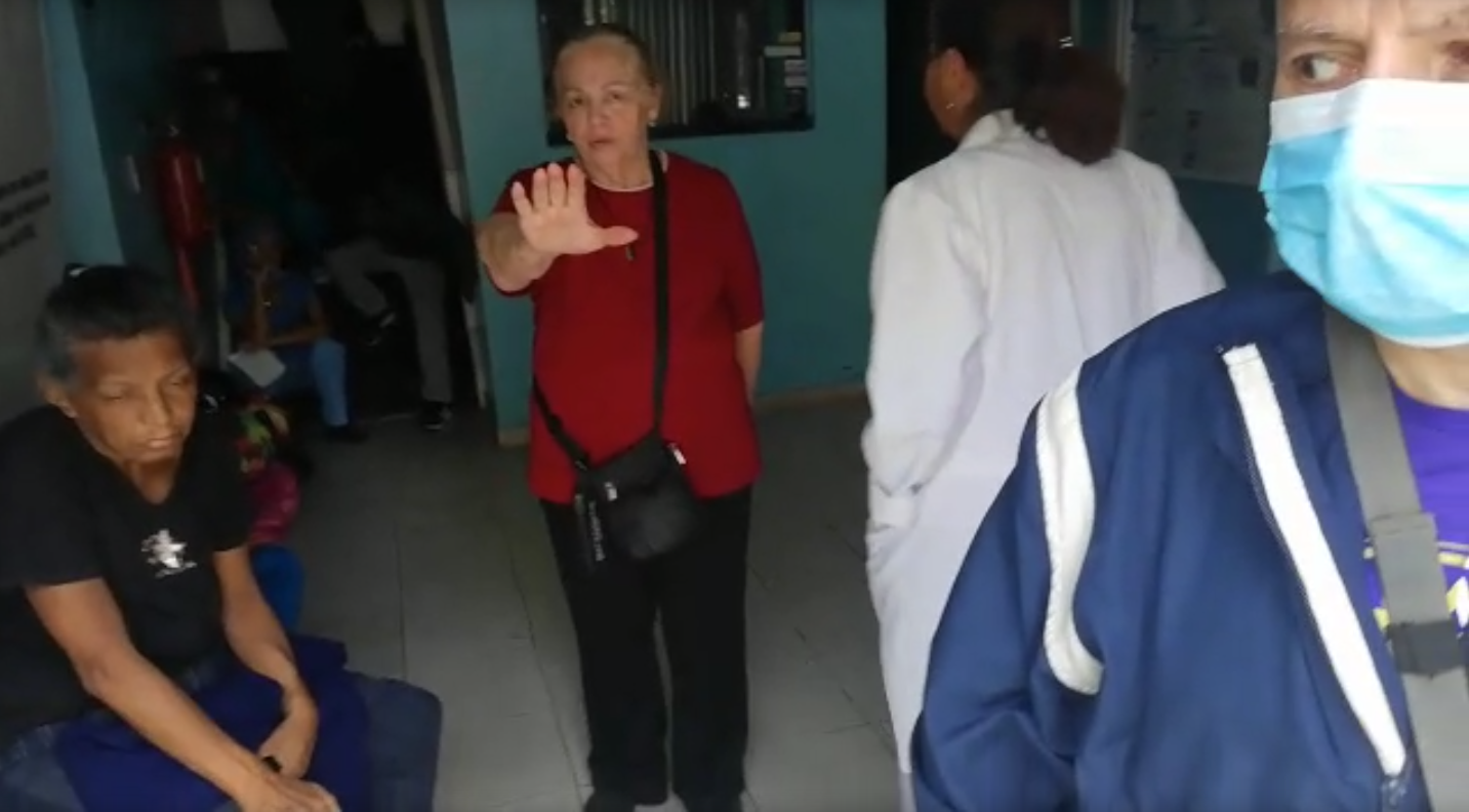 “¡Se nos están muriendo!”, familiares de pacientes dializados protestan tras cuatro días sin luz para tratamiento (VIDEOS)