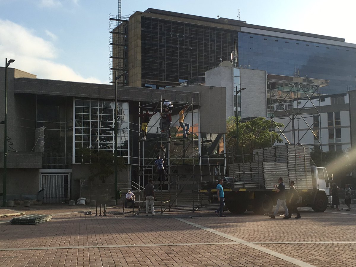 Comienzan a armar la tarima en la Plaza Alfredo Sadel de Las Mercedes (Foto)