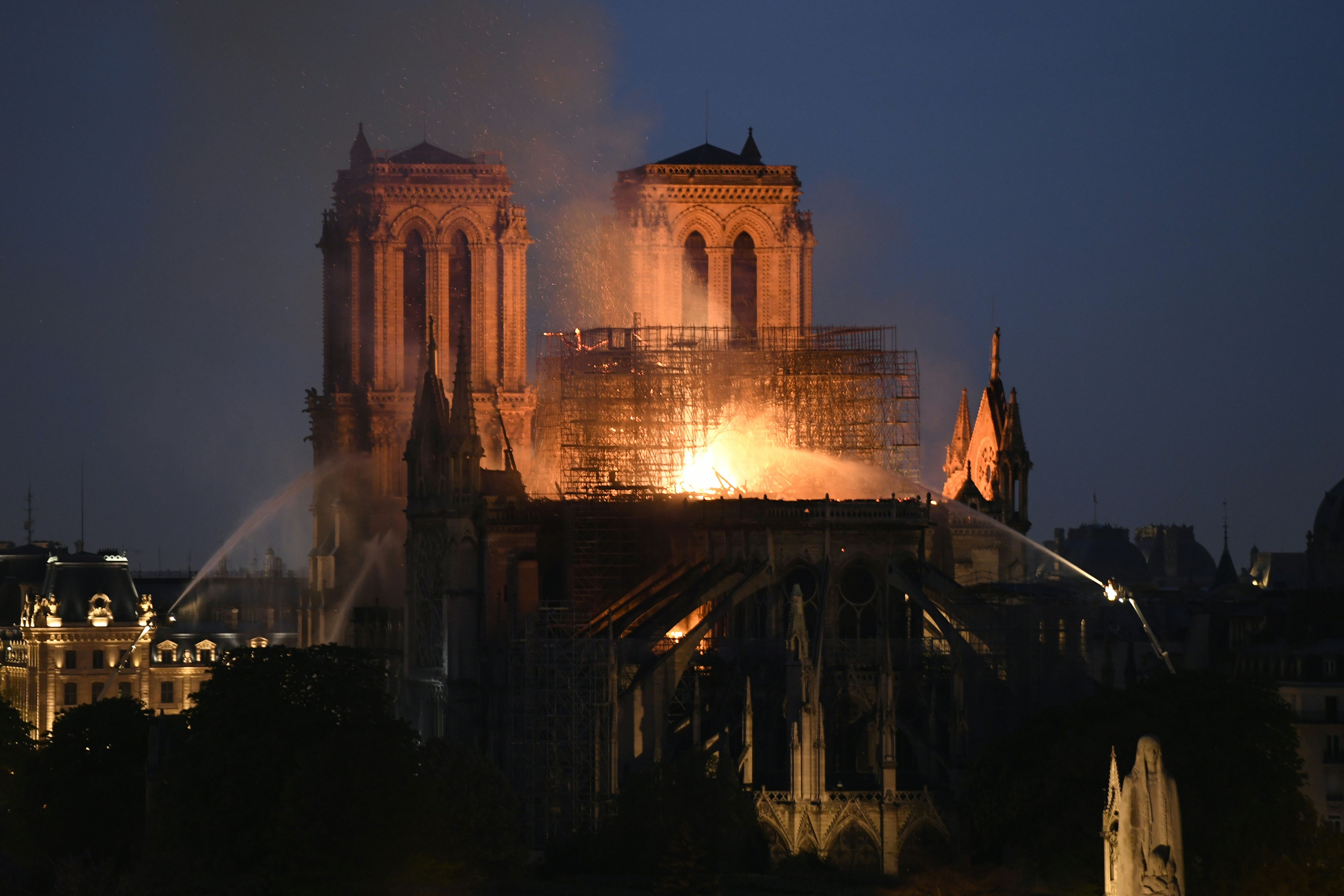 Bomberos en París dudan poder controlar el incendio en Notre Dame