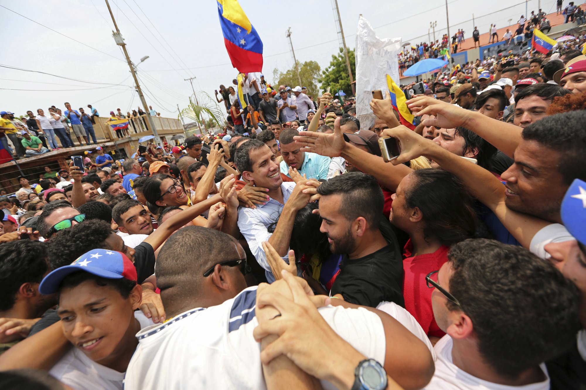 AP: Fuerte apoyo para Guaidó en Zulia y Falcón, devastadas regiones petroleras