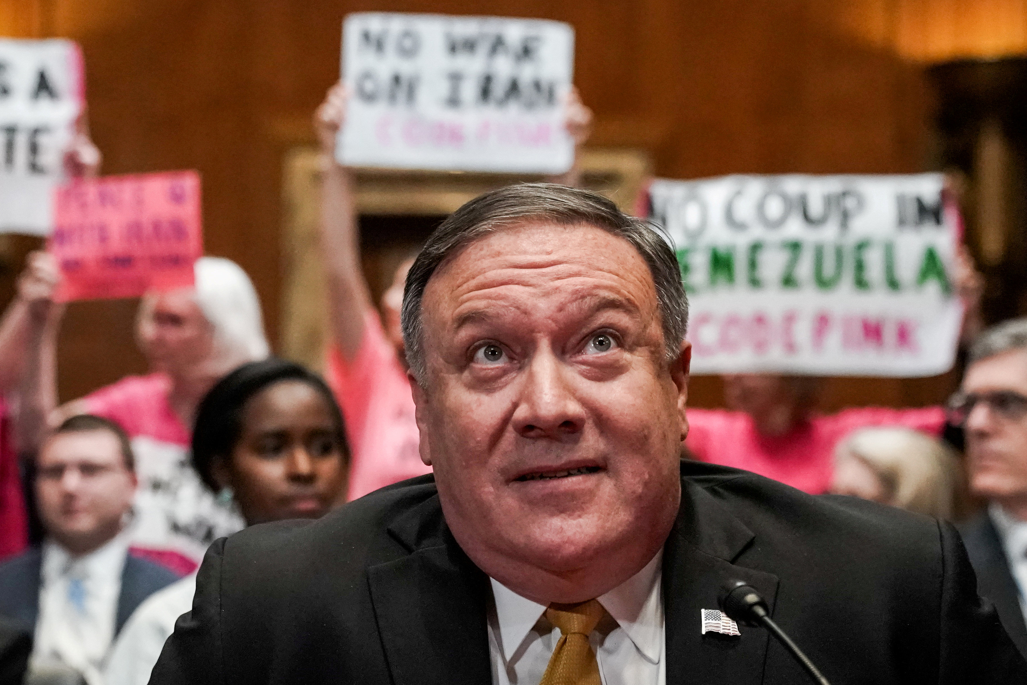 Las invasoras comunistas de la embajada de Venezuela en Washington sabotearon audiencia de Pompeo (fotos)