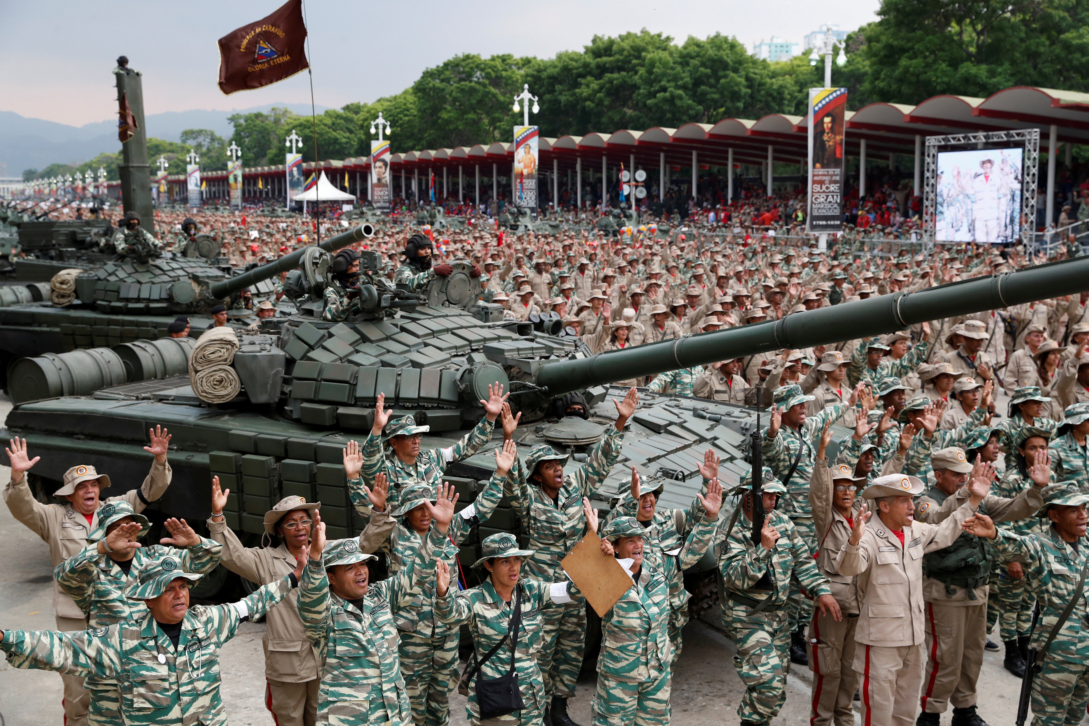 Los militares venezolanos ignoran las llamadas de Estados Unidos y sostienen a Maduro