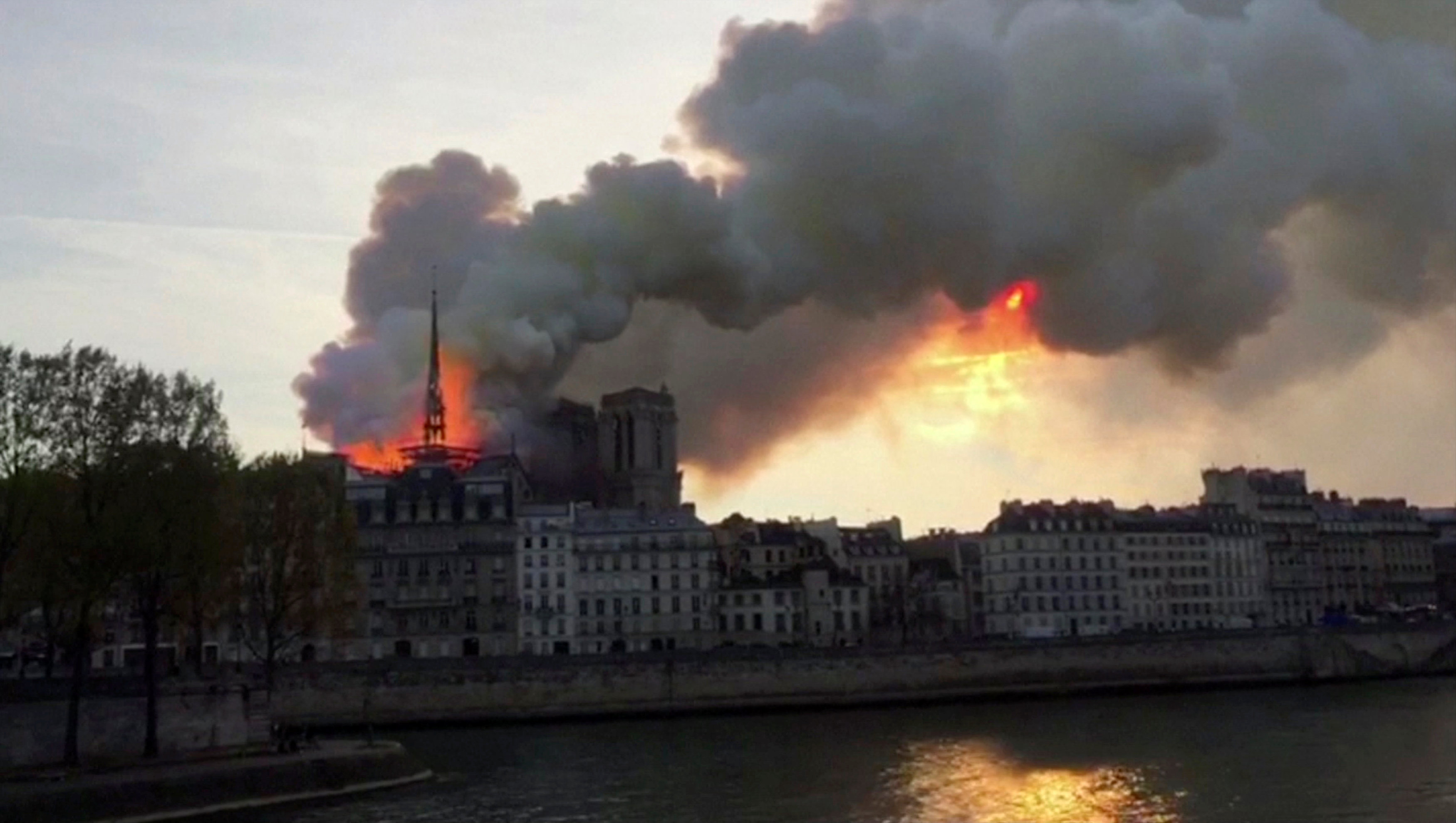 Obras de arte de Notre-Dame serán transferidas al museo del Louvre