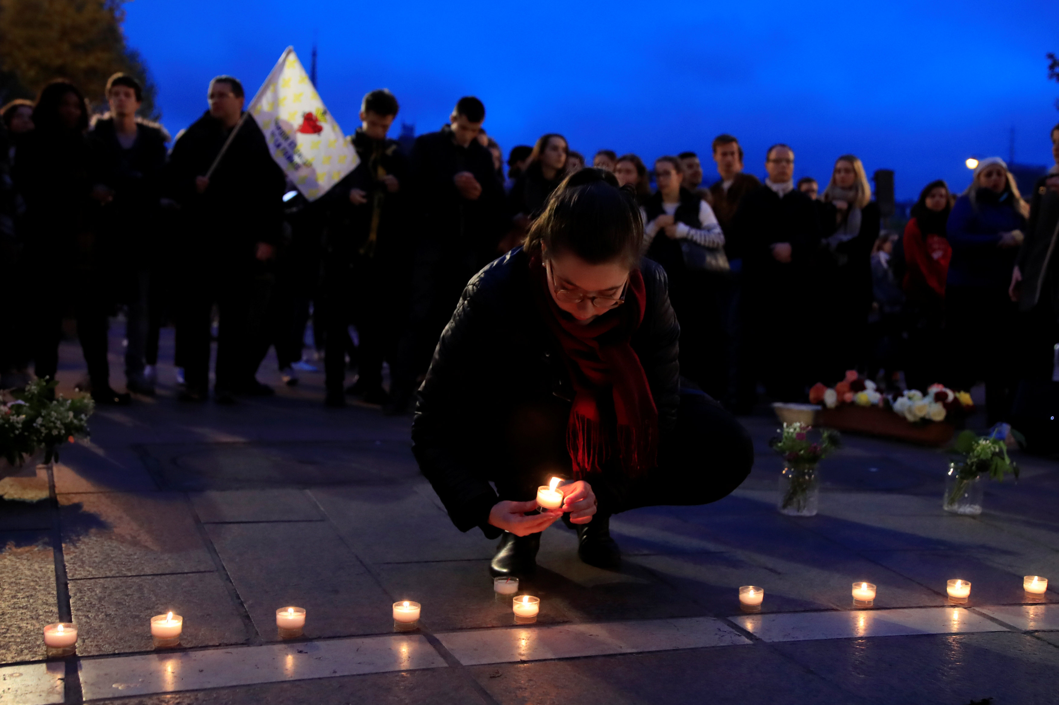 Cientos de parisienses se mantienen en vigilia frente a Notre Dame