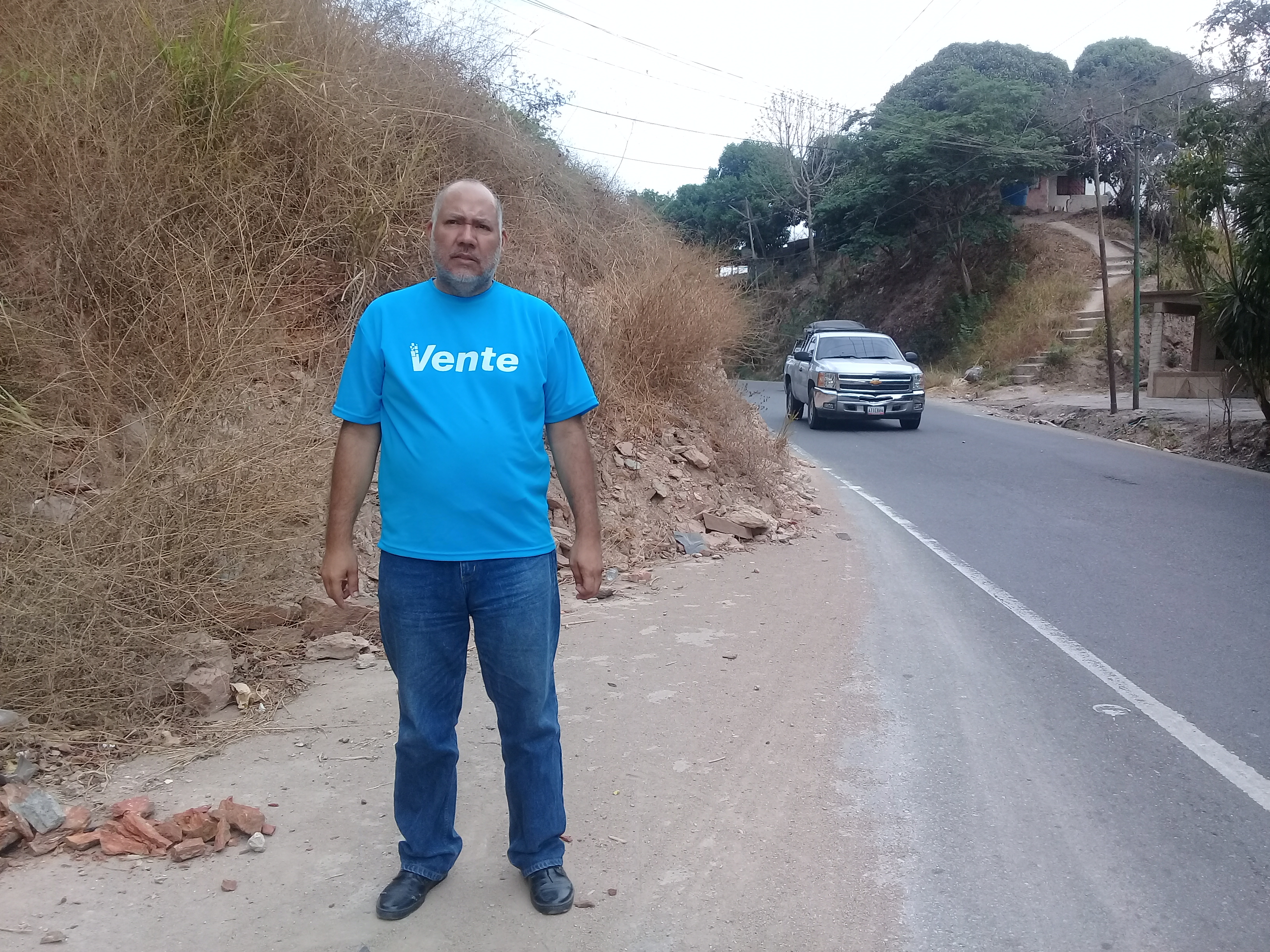 Desde hace años un derrumbe obstruye la Panamericana en la vía Los Teques-Las Tejerías (Fotos)