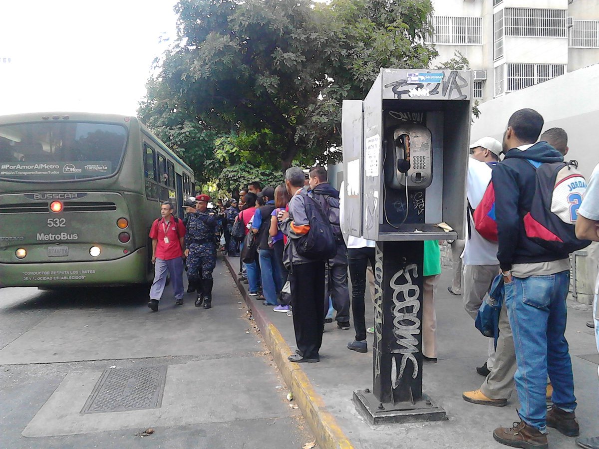 Caraqueños hacen malabares para ir a trabajar en medio de continuas fallas del Metro