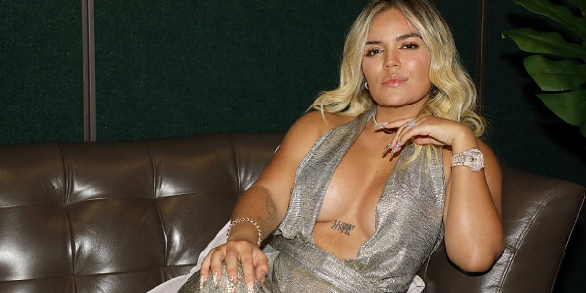 ¿Se las sacudes? Karol G y sus nalgas llenas de arena es lo más sexy que verás en Instagram (FOTO)