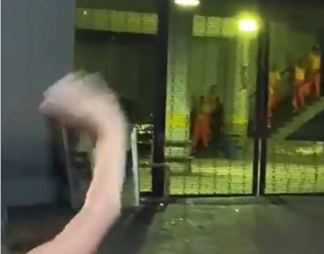 Requesens y otros presos políticos saliendo de tribunales tras ser diferida su audiencia (VIDEO)