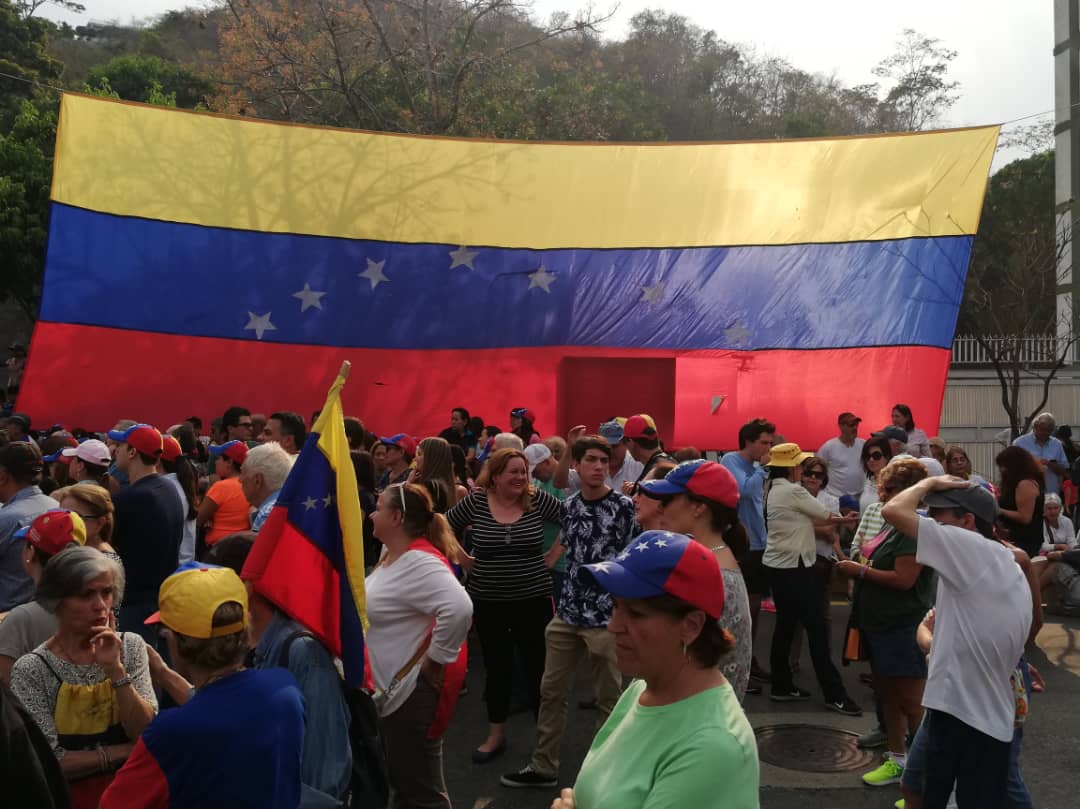 Trancan la entrada de El Cafetal para protestar por la grave situación del país (FOTOS y VIDEO)