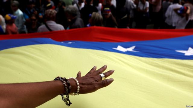 Inmersos en una crisis política, económica y social sin precedentes, los venezolanos no descansan en el afán de restablecer la democracia, la prosperidad, la seguridad y la justicia en la sufrida nación.