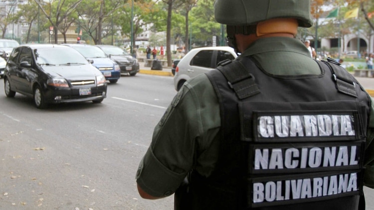 Presos dos guardias nacionales y un policaracas por andar robando una moto