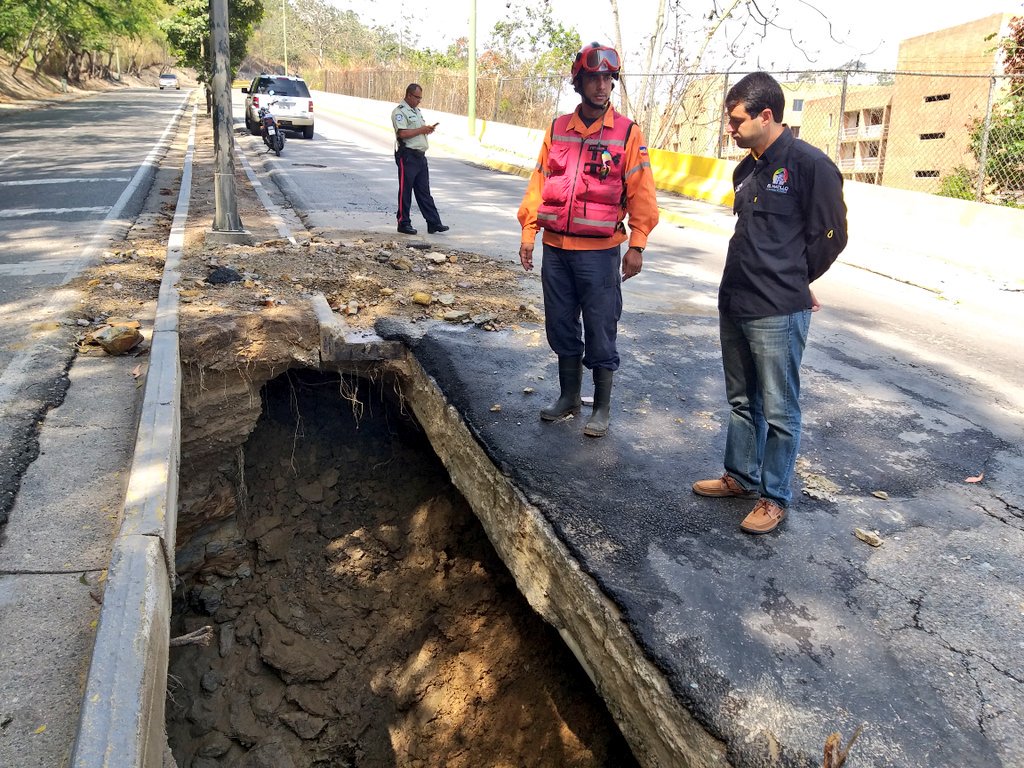 EN FOTOS: Así quedó la avenida principal de Los Naranjos luego de avería en una tubería matriz #28Abr