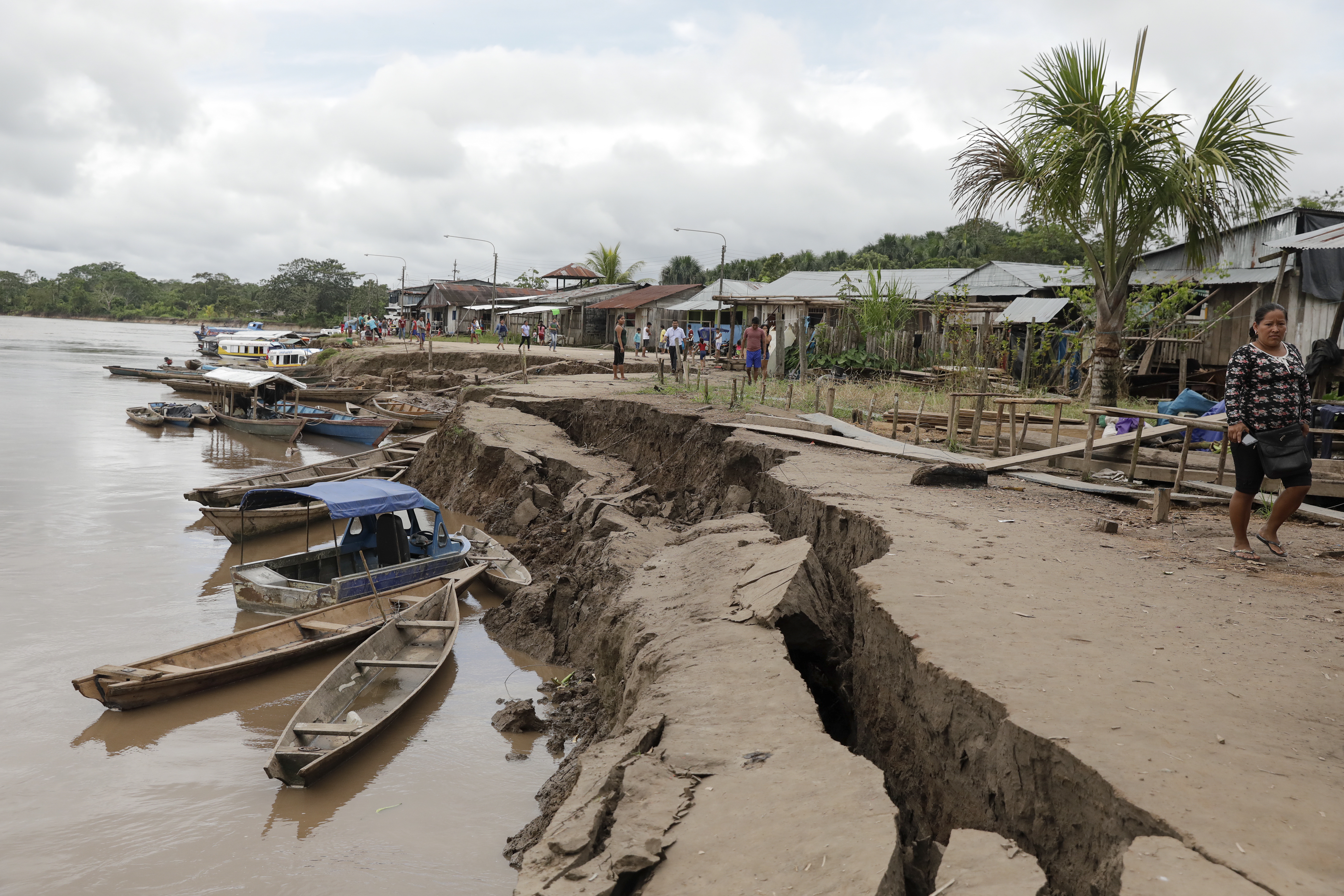 Aumenta a dos muertos y 30 heridos el balance por fuerte sismo en Perú