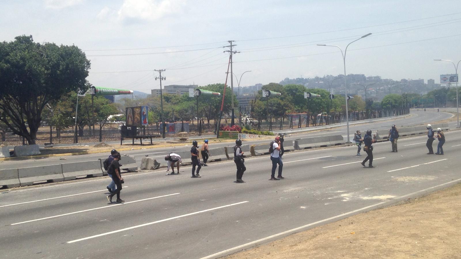 EN VIDEO: Fuerzas del régimen de Maduro atacan a manifestantes en La Carlota #1May