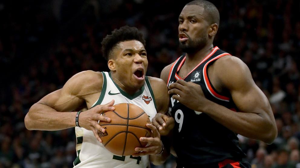 Antetokounmpo y Bucks se exhiben ante Raptors y tienen ventaja de 2-0