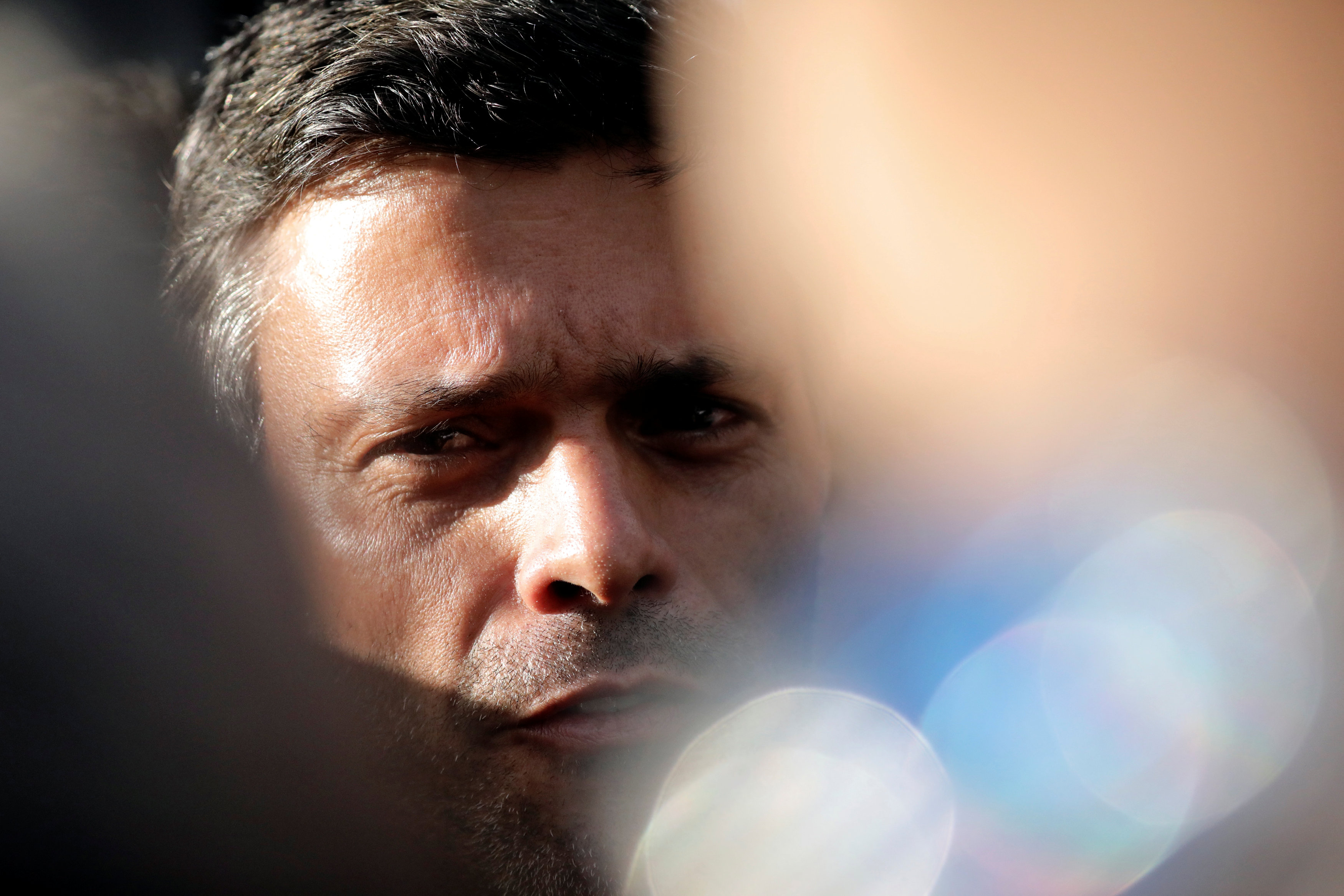 WSJ: El líder de la oposición Leopoldo López huye de Venezuela para exiliarse en España