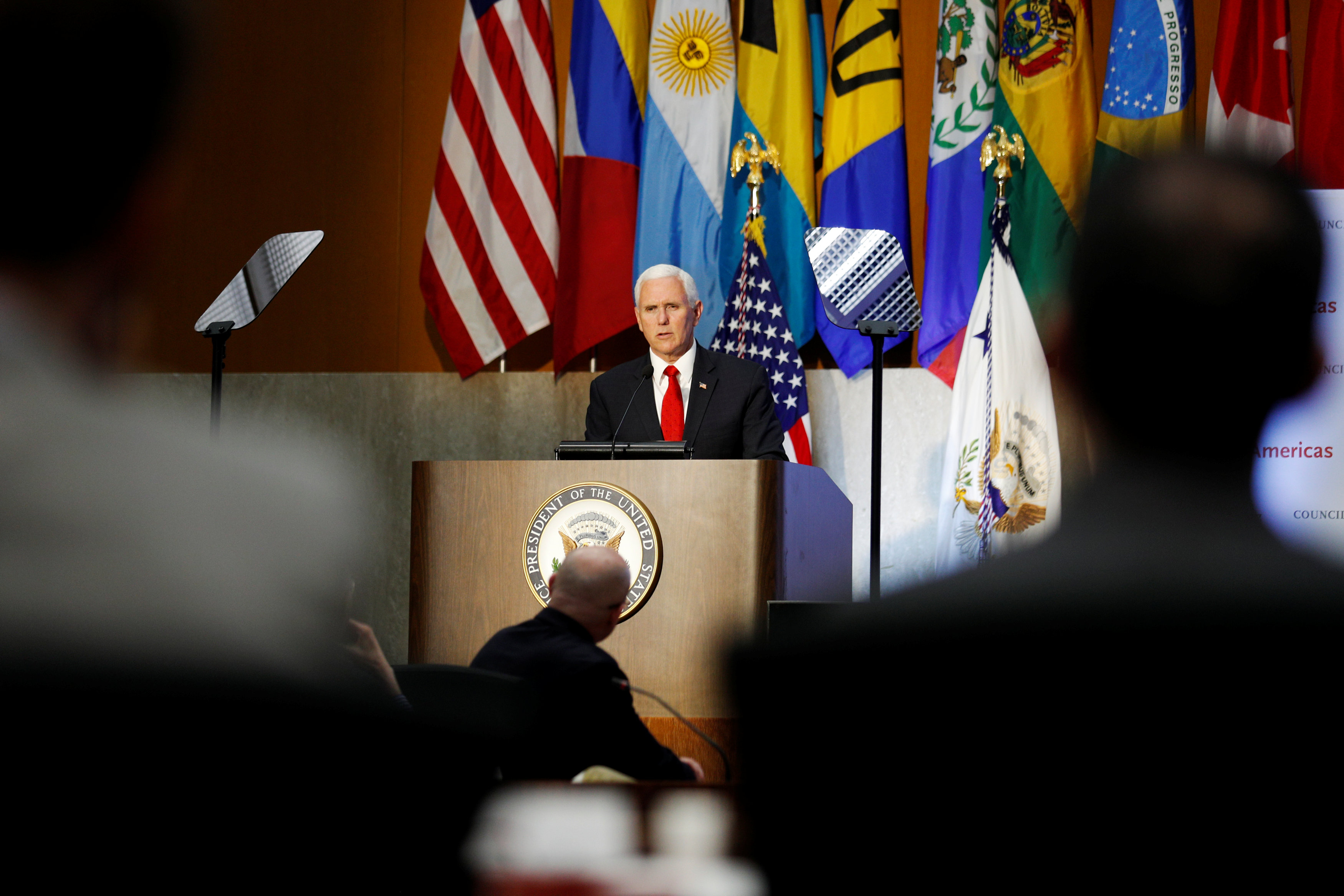 Pence insta a los 25 magistrados que apoyan a Maduro a restablecer la Ley en Venezuela