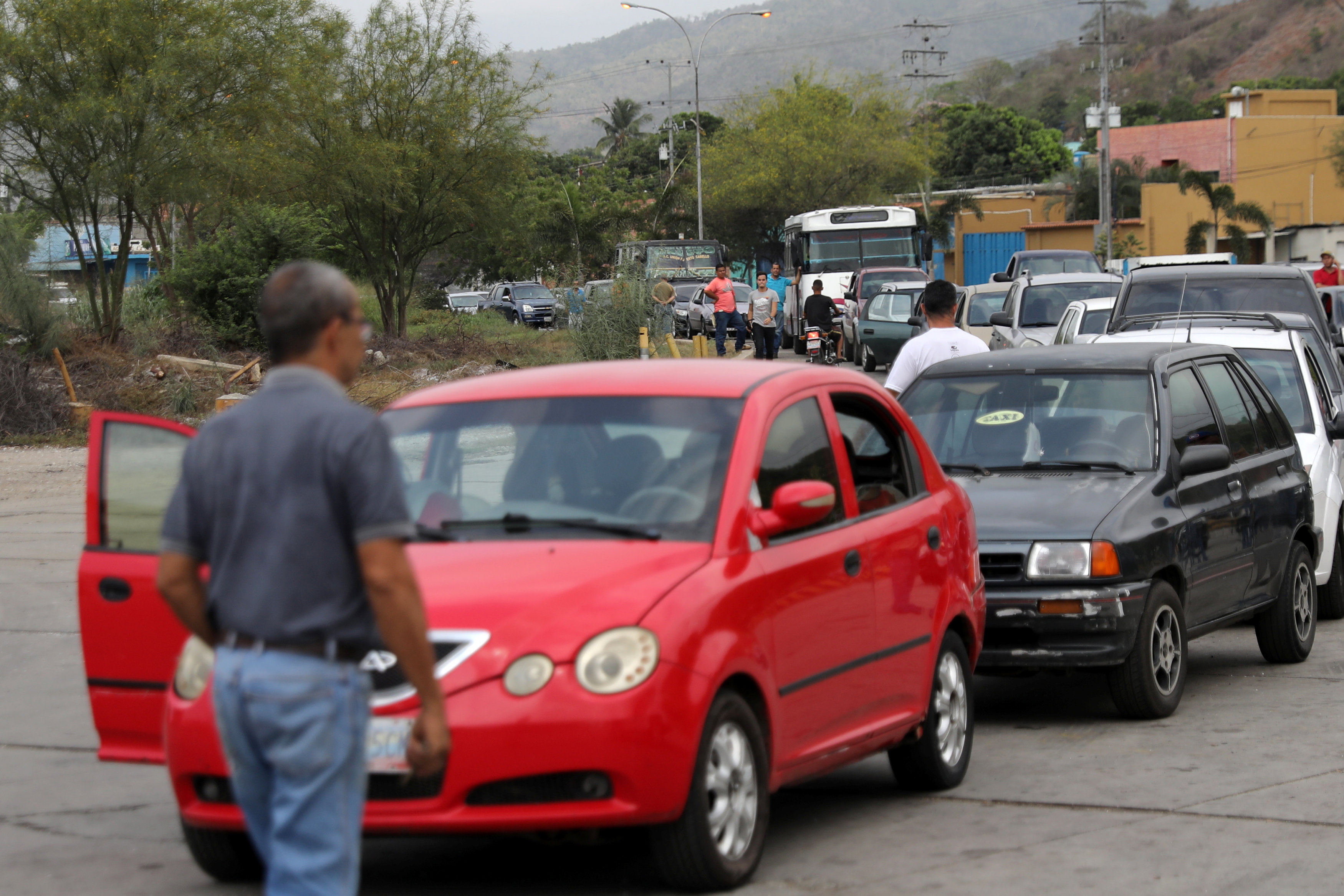 Venezuela, país petrolero donde se hacen colas de DÍAS para surtir gasolina