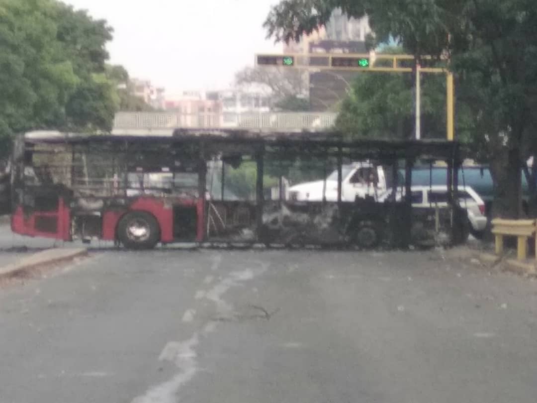 Escombros, palos y piedras amanecen en las calles de Caracas luego de las protestas (FOTOS)