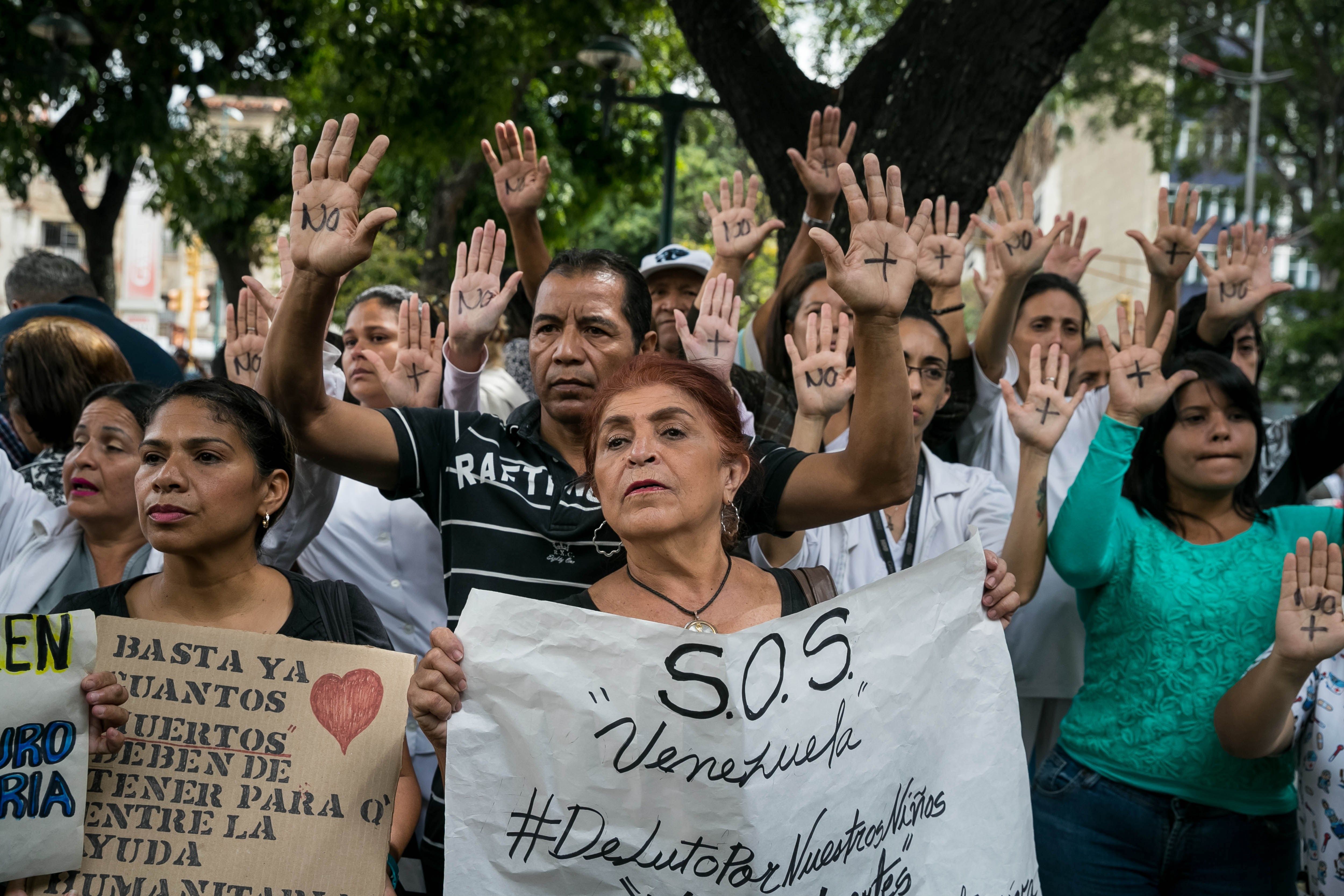 Venezolanos con padecimientos de salud graves reclaman que se les venda gas