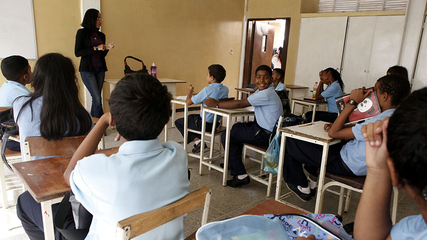 En Margarita educadores dan clases en canchas y patios por la falta de luz