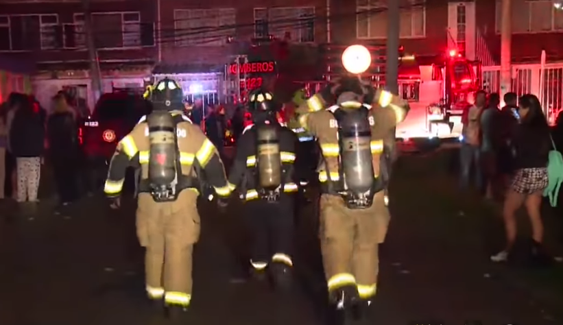 Casa donde vivían decenas de venezolanos se incendió en Bogotá (video)